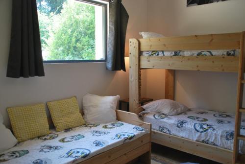 une chambre avec deux lits superposés et une fenêtre dans l'établissement LS1-226 ARTISTO, à Maussane-les-Alpilles