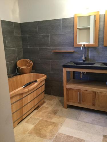 La salle de bains est pourvue d'un lavabo et d'un comptoir. dans l'établissement LS1-226 ARTISTO, à Maussane-les-Alpilles