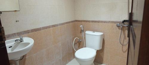 un bagno con un water e un lavandino di Guest House Syariah New Teras Solo a Solo