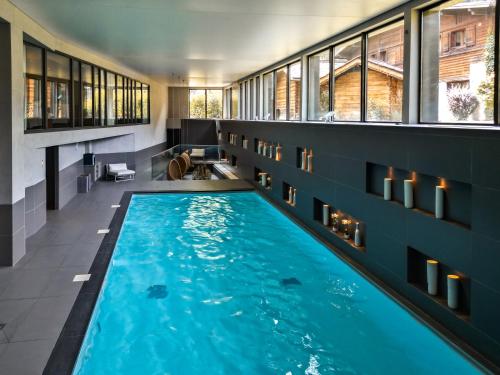 une piscine au milieu d'un bâtiment dans l'établissement Heliopic Hotel & Spa, à Chamonix-Mont-Blanc