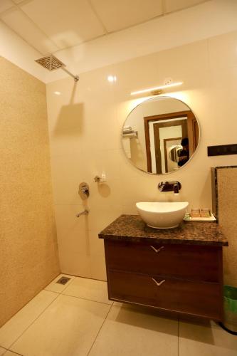 Hotel Dhingra Innにあるバスルーム