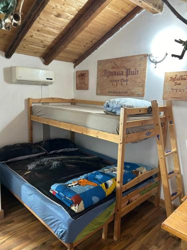 a bunk bed room with two bunk beds at Mansarda IGUANA in CTA
