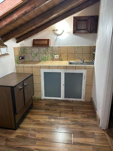 a kitchen with a sink and a counter top at Mansarda IGUANA in CTA