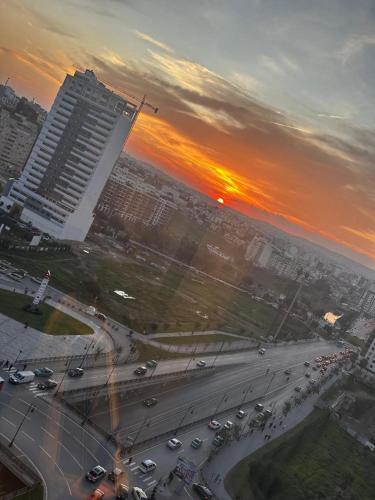 Η ανατολή ή δύση του ηλίου όπως φαίνεται από αυτό το διαμέρισμα ή από εκεί κοντά