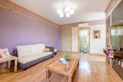 a living room with a couch and a table at gochang sunonsan pungyeongpension in Gochang 
