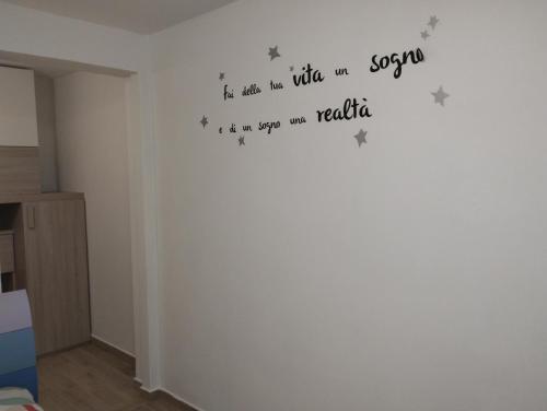a room with a wall with stars and writing on it at Lary&Giù in Cadelbosco di Sopra