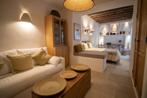 a living room with a couch and a bed at Mondejar 14 Coliving Centro in Estepona