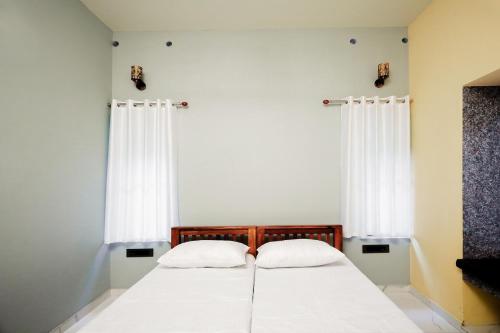 Ένα ή περισσότερα κρεβάτια σε δωμάτιο στο Manah Homestay Alleppey