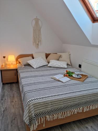 Ένα ή περισσότερα κρεβάτια σε δωμάτιο στο Arek