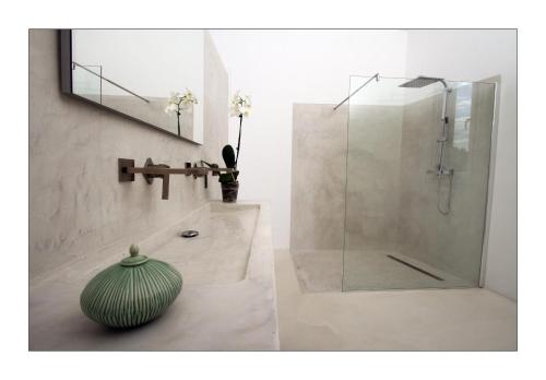 La salle de bains est pourvue d'une douche et d'un vase à l'étage. dans l'établissement Mas Chansonnet Gites et Chambres d'hotes de charme, à Les Fumades-Les Bains