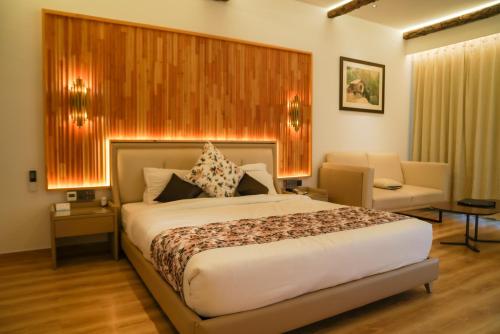 Postel nebo postele na pokoji v ubytování Kasauli Hills Resort