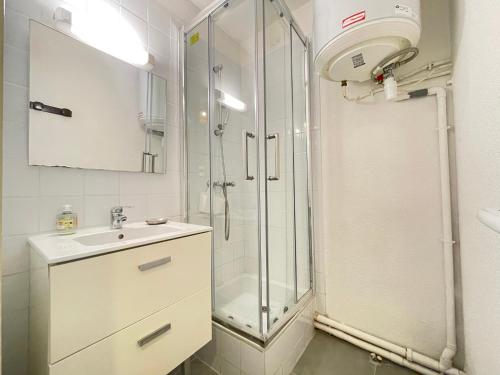 une salle de bain avec douche et lavabo dans l'établissement Studio cabine avec terrasse spacieuse et parking à Sète - FR-1-338-147, à Sète