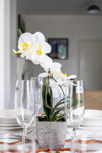 Gambar di galeri bagi Spacious modern apartment in South Croydon di Purley