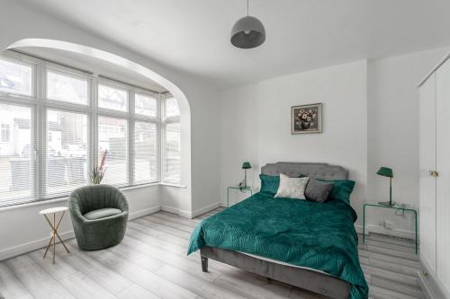 Katil atau katil-katil dalam bilik di Spacious modern apartment in South Croydon