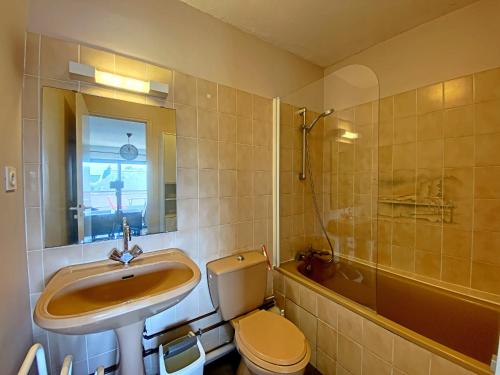 une salle de bain avec un lavabo, des toilettes et une douche dans l'établissement Studio à Larmor-Plage: balcon, parking, à 500m de la mer et des commerces - FR-1-349-110, à Larmor-Plage