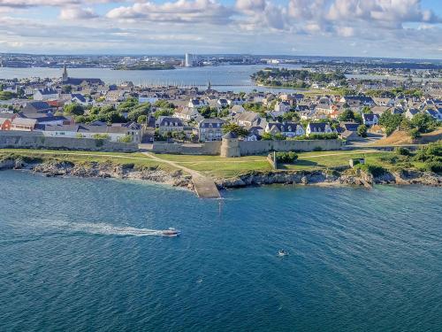 Vue aérienne d'une petite ville sur l'eau dans l'établissement Studio à Larmor-Plage : Bourg et Plages à Pied, 2/3 Couchages, Terrasse Exposée Sud, WiFi Inclus - FR-1-349-111, à Larmor-Plage