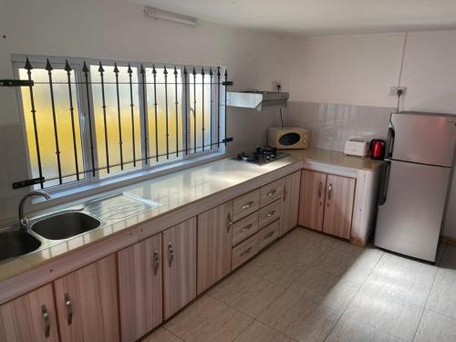 Kuchyň nebo kuchyňský kout v ubytování L'appartement de Dévi à blue bay - 2 min de la plage à pied