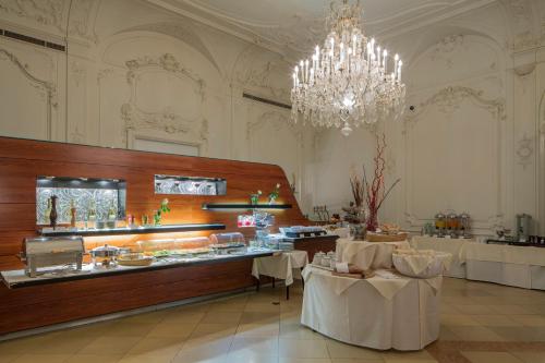 Kuchyň nebo kuchyňský kout v ubytování Austria Trend Hotel Schloss Wilhelminenberg Wien