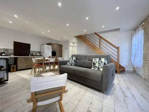 un salon avec un canapé et une table dans l'établissement Maison 5 pièces 8 couchages Dolus d'Oléron DDO000-145, à Dolus-d'Oléron