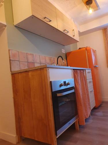 Una cocina o cocineta en Chalet Jaune La Cachette