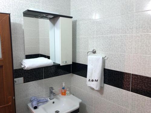 ein Badezimmer mit Waschbecken und Spiegel in der Unterkunft Luxury Monastery Apart & Hotel in Trabzon