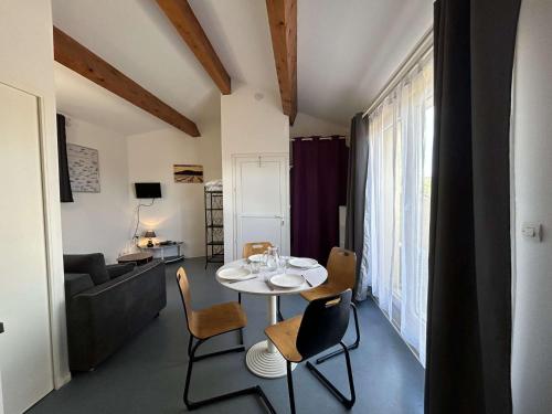 une pièce avec une table, des chaises et un canapé dans l'établissement NP020-029 Studio, 2 couchages, Narbonne Plage, à Narbonne-Plage