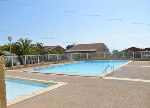 une grande piscine dans un parking dans l'établissement NP020-029 Studio, 2 couchages, Narbonne Plage, à Narbonne-Plage