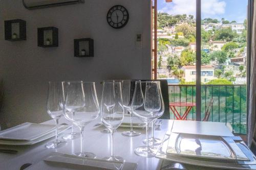un groupe de verres à vin assis sur une table dans l'établissement Mimosas, à Roquebrune-Cap-Martin