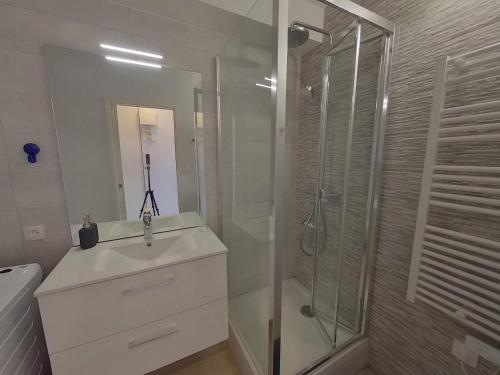 une salle de bain avec une douche, un lavabo et des toilettes dans l'établissement Studio rénové avec balcon vue mer, WIFI, proche plage et commerces - 2 pers - FR-1-349-148, à Ploemeur
