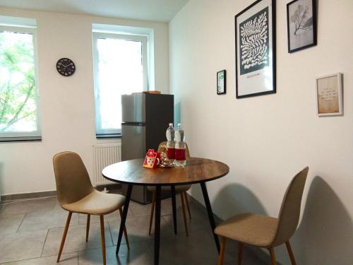una sala da pranzo con tavolo e frigorifero di TOPFLAT mit Küche I gratis Parkplatz I drei Schlafzimmer I zentrumnah a Dortmund