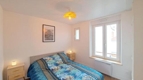 une chambre avec un lit et une fenêtre dans l'établissement Séville - Appartement agréable, à Reims