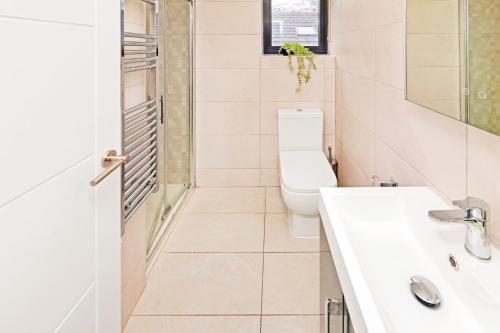 a bathroom with a toilet and a sink at Shoreditch Hoxton London City 3 bed 2 bath over 3 floors Suit Large Families in London