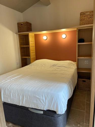 - une chambre avec un grand lit et des étagères dans l'établissement Appartement neuf proche de la rochelle, à Puilboreau