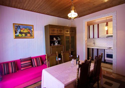 Apartment and Rooms Toka