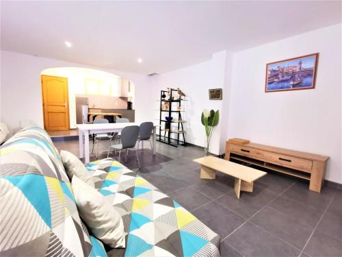 un salon avec un canapé et une table dans l'établissement L'ensoleillade, à Sérignan