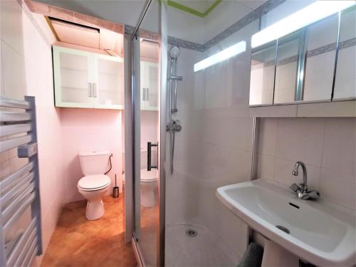 une salle de bain avec toilettes, lavabo et douche dans l'établissement L'ensoleillade, à Sérignan