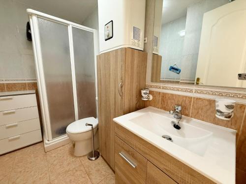 łazienka z umywalką, prysznicem i toaletą w obiekcie Suite Maimonides Fuengirola w mieście Fuengirola
