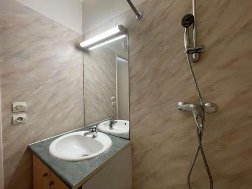 une salle de bain avec un lavabo et une douche dans l'établissement Appt Studio LA ROCHELLE - LR030-E24, à La Rochelle