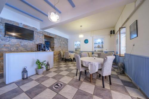 Μια τηλεόραση ή/και κέντρο ψυχαγωγίας στο Χρυσό Φεγγάρι