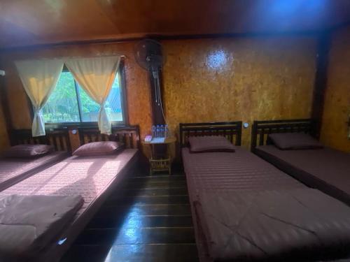 Postel nebo postele na pokoji v ubytování Bann Koh Pu Homestay