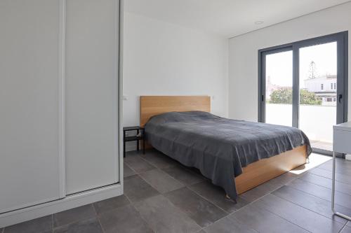 アルブフェイラにあるVilla Soares - Centro Albufeira - For Families - BY BEDZYのベッドルーム1室(ベッド1台、大きな窓付)
