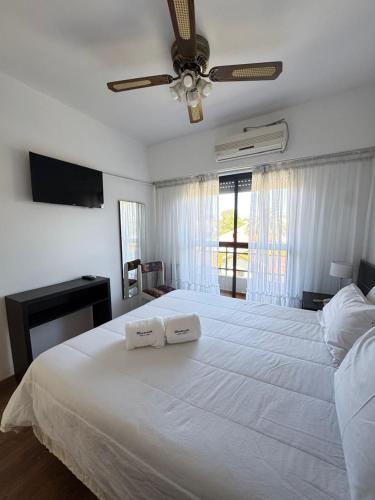 Postel nebo postele na pokoji v ubytování Montecarlo Hotel & Apart