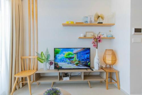 a living room with a television on a table at The Sóng Vũng Tàu Hideaway in Vung Tau