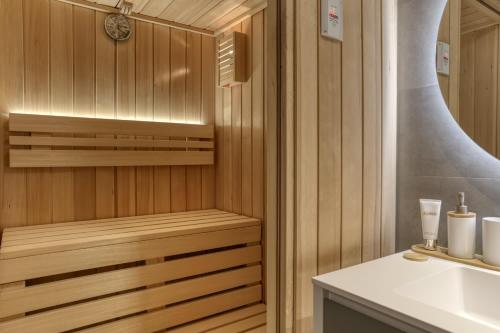 - une salle de bains en bois avec un sauna et un lavabo dans l'établissement Megeve les skis aux pieds, à Megève