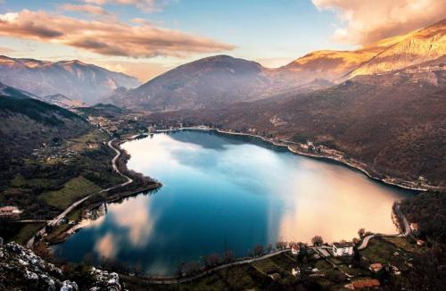 an aerial view of a lake in the mountains at azienda agrituristica la torretta in Tocco da Casauria