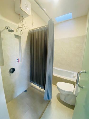Un baño con ducha, inodoro y lavabo. en RB Villa, en Saba