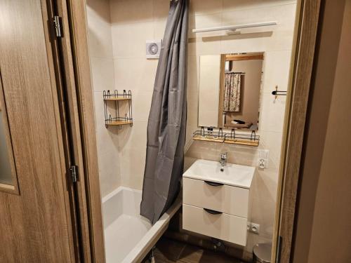 łazienka z wanną, umywalką i prysznicem w obiekcie Apartament Rynek 30 w mieście Osieczna