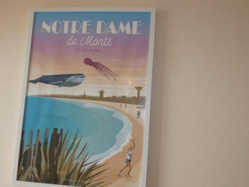 une affiche accrochée au mur d'une plage dans l'établissement Notre-Dame-de-Monts - Appartement 34m² - 4 pers - Animaux bienvenus - FR-1-540-238, à Notre-Dame-de-Monts