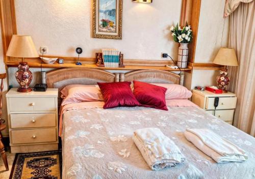 Postel nebo postele na pokoji v ubytování Beachfront Nautical Apartment