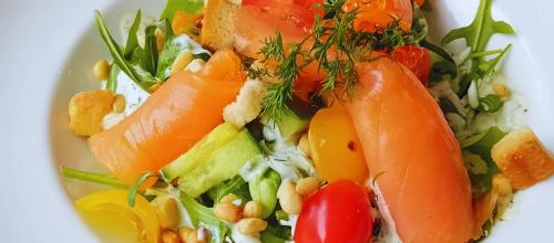 ホテルの敷地内または近くでの食事または食べ物